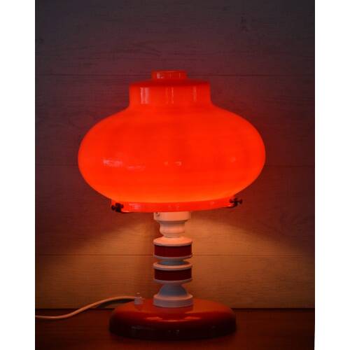 Μοντέρνο χειροποίητο επιτραπέζιο φωτιστικό με κόκκινη απαλίνα γυαλί