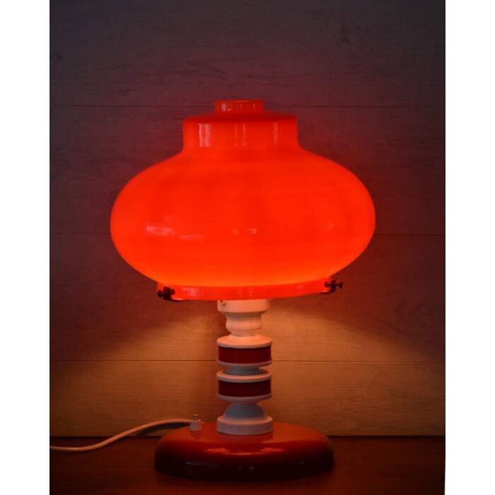 Μοντέρνο χειροποίητο επιτραπέζιο φωτιστικό με κόκκινη απαλίνα γυαλί